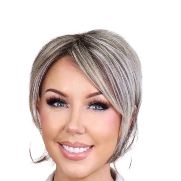 NWT Chelsey Smith Vivi salt and pepper short wig